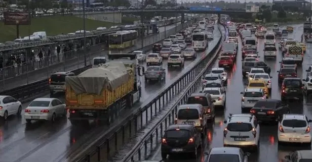 Yüzde 74’i buldu | İstanbul’da yağışlı havanın etkisiyle trafik yoğunluğu yaşanıyor!