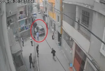 Adana’da aileler arası kavga! Kalabalığa araçla daldı: 1’i ağır 4 yaralı
