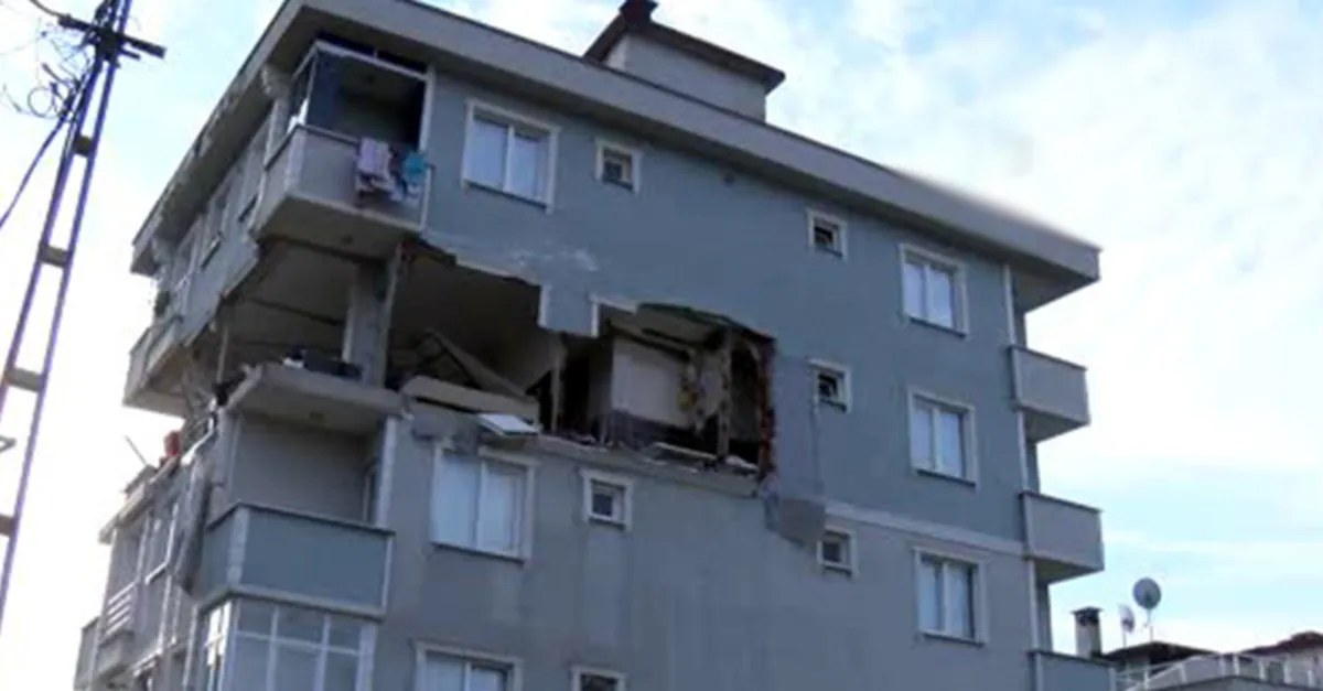 İstanbul Sancaktepe'de 6 katlı binanın 5'inci katında doğalgaz patlaması | Video