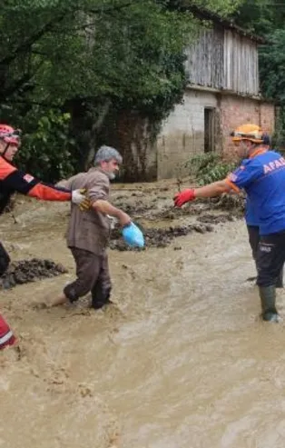 Bartın'daki sel felaketinde 4 kişilik aile böyle kurtarıldı! Yaşlı kadını AFAD görevlisi sırtında taşıdı