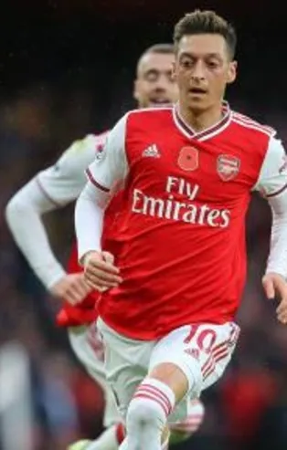 Mesut Özil’e darbe
