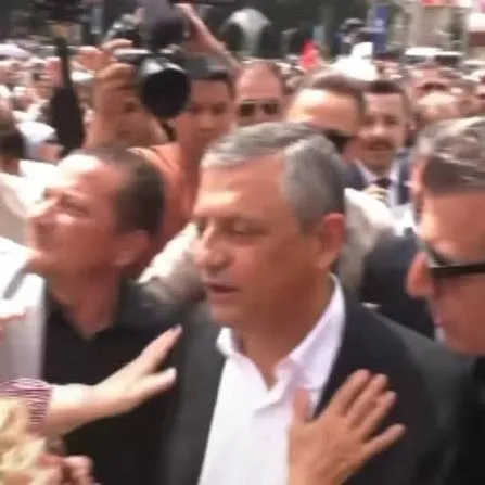 ozgur-ozelden-vatandasa-azar-lanet-olsun-1787986339100.jpeg Özgür Özel İzmit’te vatandaşı azarladı: Lanet olsun-3