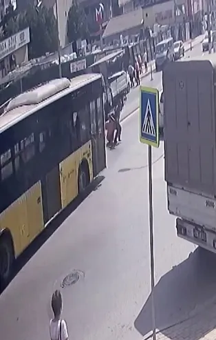 Ümraniye'de İETT otobüsü dehşet saçtı! Karşıya geçmeye çalışan temizlik işçisine çarptı