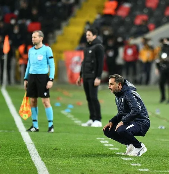 fenerbahce-teknik-direktoru-vitor-pereiradan-istifa-sorusuna-yanit-1639429135995.jpeg Fenerbahçe Teknik Direktörü Vitor Pereira'dan 'istifa' sorusuna yanıt!-2