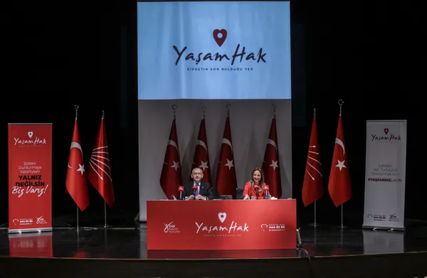 tecavuz-haberleriyle-gundemde-olan-chpde-kemal-kilicdaroglu-kadinlar-icin-baslatilan-yasam-hak-uygulamasini-tanitti-1607163635030.jpg Tecavüz haberleriyle gündemde olan CHP'de Kemal Kılıçdaroğlu kadınlar için başlatılan "Yaşam Hak" uygulamasını tanıttı-6