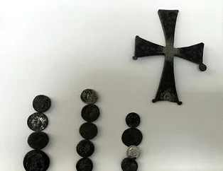 Otomobilden 2 haç ile 24 sikke çıktı! Yer: Adana