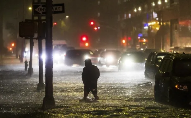 New York ve New Jersey'de acil durum ilan edildi! Metro istasyonları ve havalimanı sele teslim-3