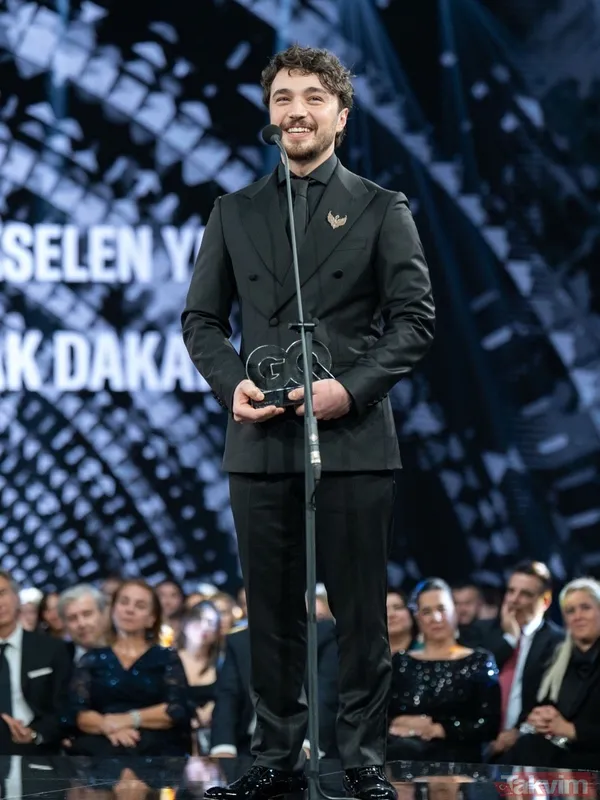 GQ Men of the Year 2025 gecesinde yıldız yağmuru! Ünlüler ödülleriyle sahnede parladı - 7