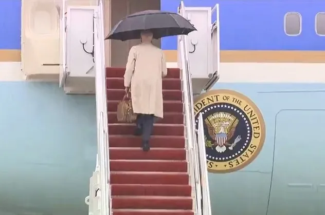 Son dakika: Joe Biden yine düşüyordu! Beyaz Saray'da gelenek bozuldu!