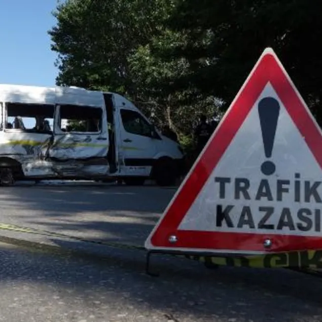 İşçi servisi ile otomobilin çarpıştığı kaza can aldı