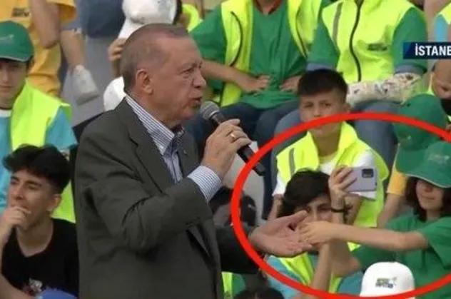 Başkan Erdoğan’ın havadaki elini sıkmaya çalışan Şevval Gökçukur A Haber’e konuştu: "Elini öpüp fotoğrafı vermek isterim!"