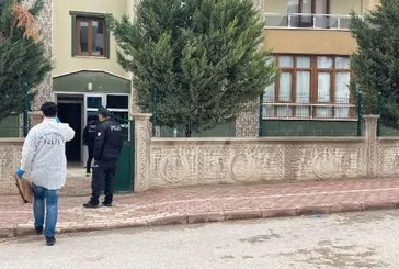 Tartıştığı annesini bıçaklayıp, kendini eve kilitledi