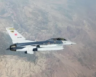 Pençe Harekâtı kapsamında PKK’lı teröristlere ait sığınak, barınak ve mühimmat depoları vuruldu