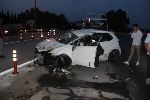 Böyle inat görülmedi! Aynı gişeden daha önce geçmek isteyen iki araç faciaya neden oldu-3