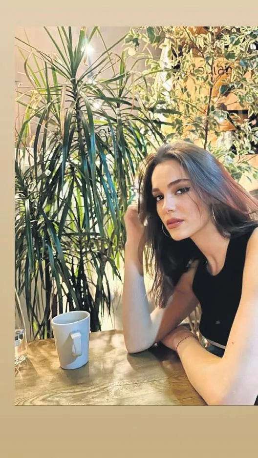 sarp-apak-esi-bengisu-apak-ile-goruntulendi-engin-ozturk-ile-cikan-haberler-hakkinda-bakin-neler-soyledi-1680472630448.jpeg Sarp Apak eşi Bengisu Apak ve arkadaşı Engin Öztürk'le ilgili çıkan haberler hakkında ilk kez konuştu!-11