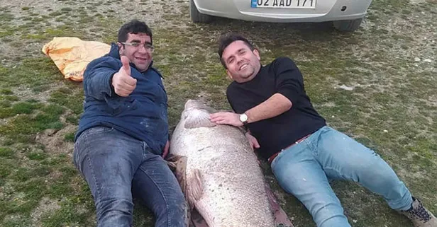 1.80 boyunda ve 88 kiloluk dev turna balığını yakaladı