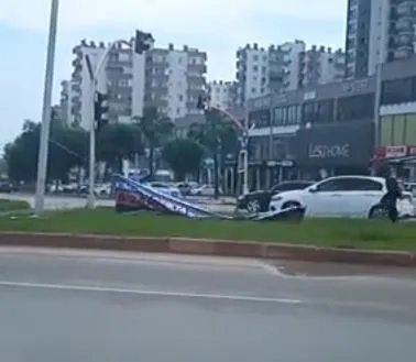 1684601321500.jpeg CHP'nin rezilliği 'afiş'e oldu! Adana'da Cumhur İttifakı'nın pankartlarını keserek indirdiler: AK Parti'den sert tepki-3