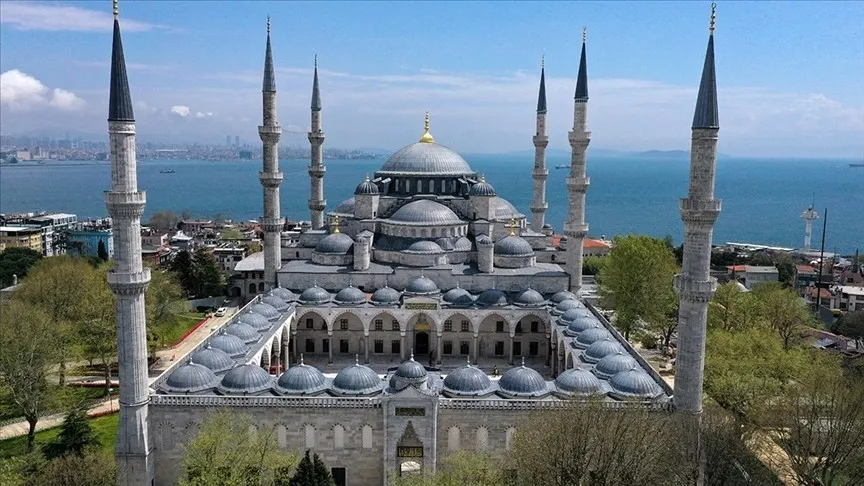 lgbt-gemisi-atlantisin-istanbul-rotasi-infial-olusturdu-1782506825965.jpeg LGBT gemisi Atlantis’in İstanbul rotası infial oluşturdu | Sultanahmet ve Kapalıçarşı’yı da alet ettiler: Ecdat mirası üzerinden küstah tanıtım!-4