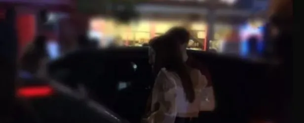 Defne Samyeli'nın 17 yaşındaki kızı Derin Talu erkek arkadaşı küfür kıyamet! Kameralara saldırdı ortalık karıştı-5