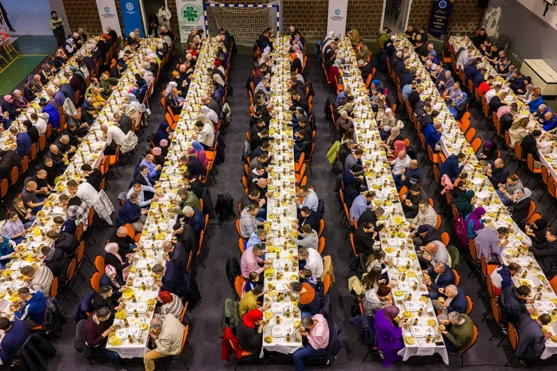 balkanlardan-kahireye-kardeslik-sofrasi-baskan-buyukakin-ramazan-ayinda-gonullere-dokunuyor-1773253189026.jpg Balkanlar’dan Kahire’ye “Kardeşlik Sofrası”: Başkan Büyükakın Ramazan ayında gönüllere dokunuyor-9