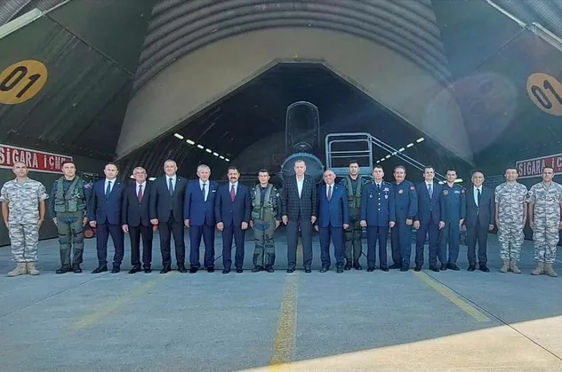 Başkan Erdoğan Merzifon 5. Ana Jet Üssü’nde Amasya protokolü ve pilotları ziyaret ederek hatıra fotoğrafı çekildi