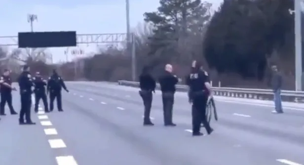 amerikan-polisinin-dehset-goruntuleri-9-polis-silahsiz-adama-kursun-yagdirdi-1643409521969.jpeg Amerikan polisinin dehşet görüntüleri! 9 polis, silahsız adama kurşun yağdırdı-2