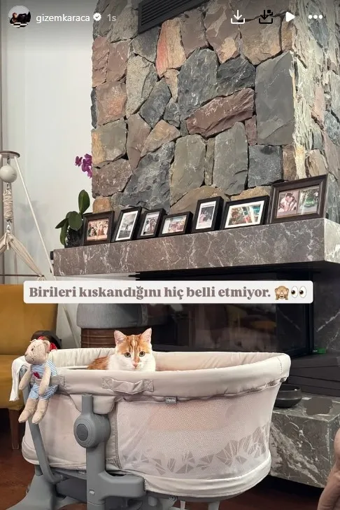 taze-anne-gizem-karacanin-evinden-renkli-kare-birileri-kiskandigini-hic-belli-etmiyor-1751613376384.jpg Kaynak: Sosyal medya