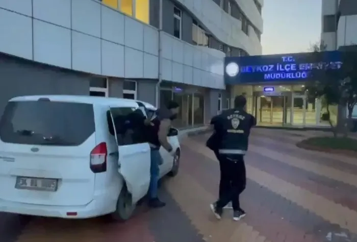 gozyaslari-icinde-yardim-istemisti-ben-olum-tehditleri-aliyorum-diyen-genc-kiz-icin-emniyet-gucleri-harekete-g-1703878805395.jpeg Gözyaşları içinde yardım istemişti! "Ben ölüm tehditleri alıyorum" diyen genç kız için emniyet güçleri harekete geçti: Eski erkek arkadaşı gözaltına alındı-5