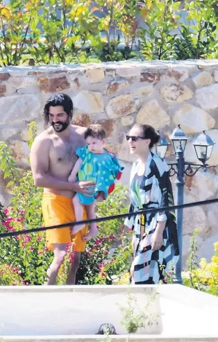 Kuruluş Osman’ın yıldızı Burak Özçivit eşi Fahriye Evcen ve oğlu Karan’la Bodrum’da tatilin tadını çıkardı