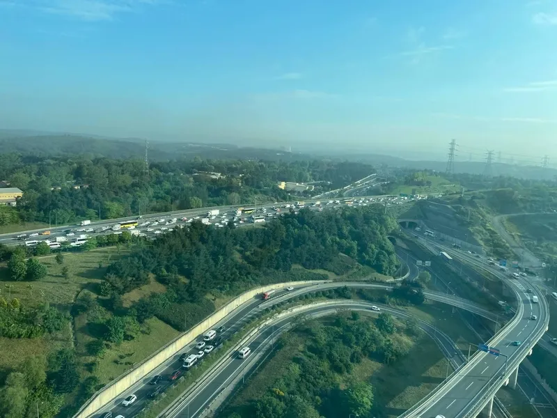 temi-kilitleyen-kaza-takvim-objektifinde-otomobil-bariyerlere-girdi-1714712267543.jpeg TEM'i kilitleyen kaza TAKVİM objektifinde! Otomobil bariyerlere girdi-2