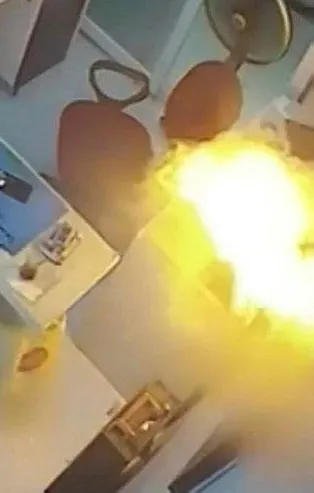 Son dakika: Aydın'da bir tamircide cep telefonu bataryası bomba gibi patladı