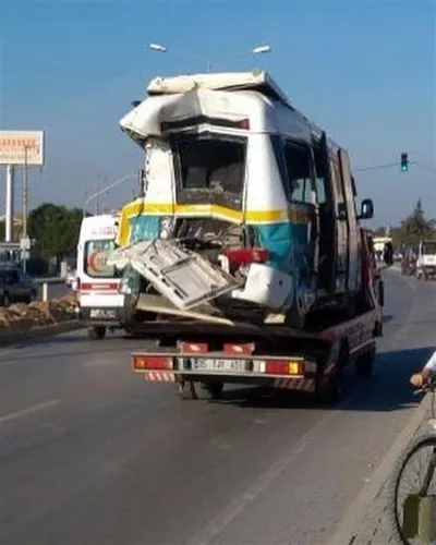 İzmir'de feci kaza! Kamyon, yolcu minibüsüne çarptı: 3'ü ağır 13 yaralı-4