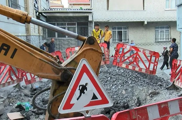 Esenler'de İSKİ'ye kazı isyanı: Maaşları ödenmeyen işçiler işi bıraktı!