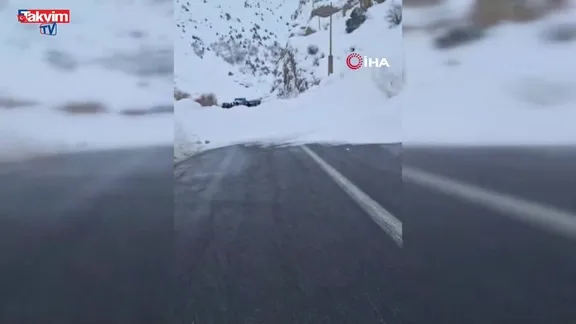 Hakkari Van yoluna çığ düştü