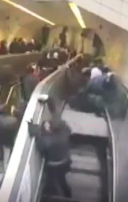 Yürüyen merdivendeki dehşet anı kameralarda
