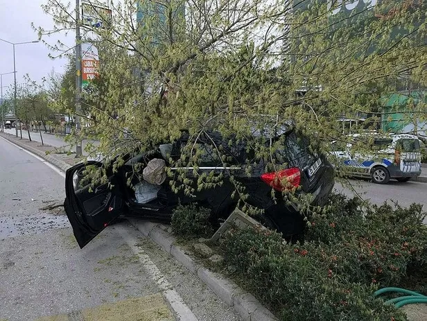 izmirde-adliye-girisinde-polisin-elinden-kacan-supheli-dur-ihtarina-uymayinca-bacaklarindan-vuruldu-1617555772370.jpeg İzmir'de adliye girişinde polisin elinden kaçan şüpheli 'dur' ihtarına uymayınca bacaklarından vuruldu!-3