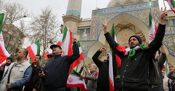 İsrail "amaç rejimi değiştirmek" dedi İran'da halk sokaklara döküldü