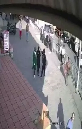 Son dakika: Karaköy'de başörtülü genç kızı darp eden kadın adliyeye sevk edildi