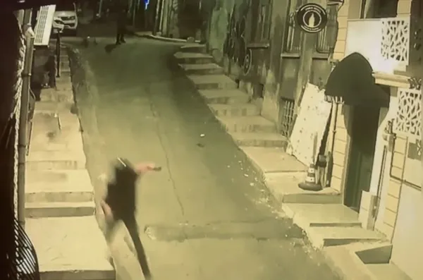 istanbulda-korkunc-cinayet-kamerada-kaskli-gence-kursun-yagdirdilar-1685178375434.jpeg Korkunç cinayet kamerada: Kasklı gence kurşun yağdırdılar-3