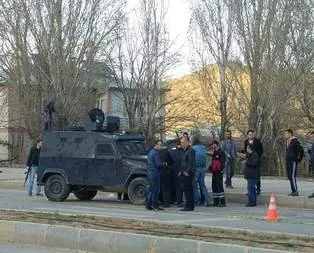Polis aracına silahlı saldırı! 3 terörist öldürüldü