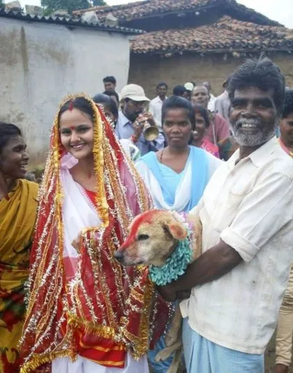 18 yaşındaki kızı köpekle evlendirdiler!
