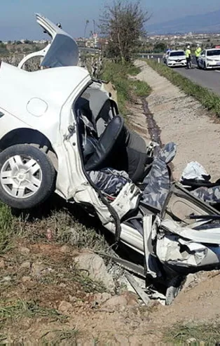 Manisa'da katliam gibi kaza! Hurdaya dönen araçtan sağ çıkamadılar