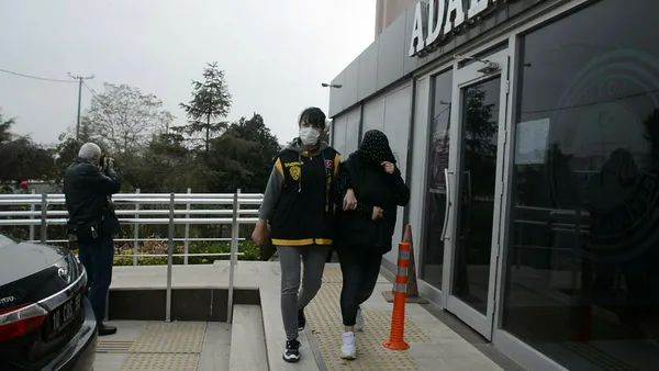 balikesir-bandirmada-masaj-salonlarina-fuhus-operasyonu-8i-kadin-9-kisi-tutuklandi-1636371106781.jpg Balıkesir Bandırma'da masaj salonlarına fuhuş operasyonu: 8'i kadın 9 kişi tutuklandı-3
