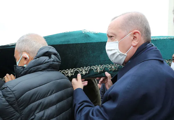 baskan-erdogan-is-adami-ahmet-gurun-cenaze-torenine-katildi-1633865381733.jpg Başkan Erdoğan, iş insanı Hacı Ahmet Gür’ün cenaze törenine katıldı-3