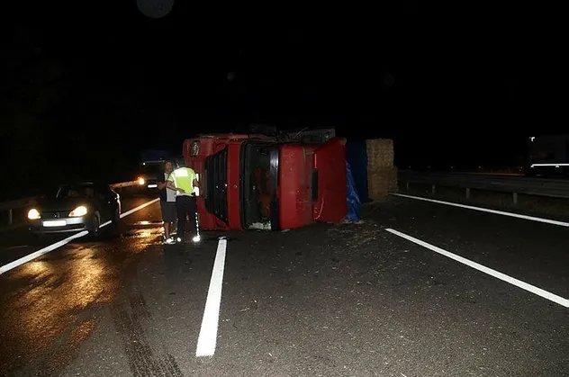 TEM’de feci kaza! Saman yüklü tır devrildi: Otoyolda 2 şerit sabaha kadar kapandı