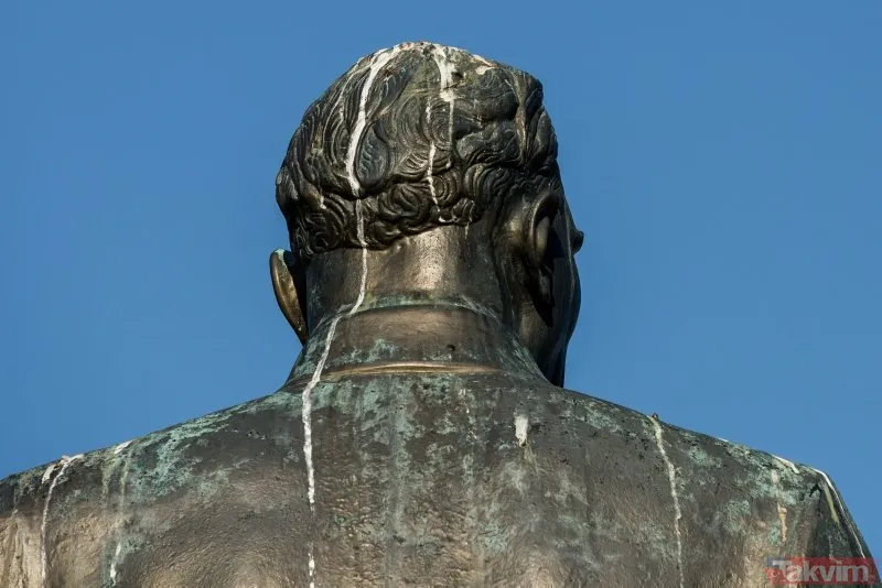 İstanbul Sarayburnu'nda bulunan Atatürk heykelinin bakımsız kalması tepki çekti