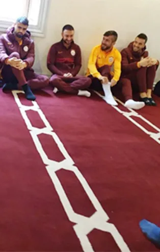 Galatasaraylı futbolcular cuma namazında görüntülendi! Beğeni yağmuruna tutuldu