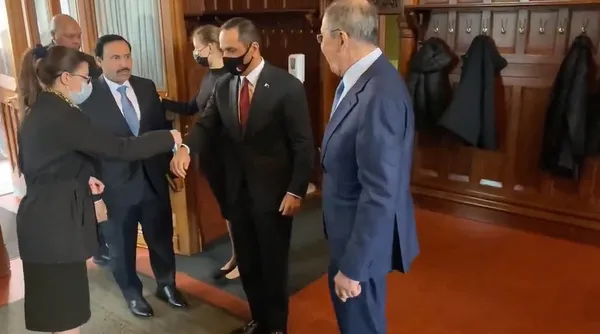 rusya-ukrayna-savasi-son-dakika-turkiyenin-diplomasi-basarisi-lavrovun-cavusoglunu-karsilamasinda-kendisini-hi-1647437457043.jpg Rusya Ukrayna savaşı son dakika... Türkiye'nin diplomasi başarısı Lavrov'un Çavuşoğlu'nu karşılamasında kendisini hissettirdi-4