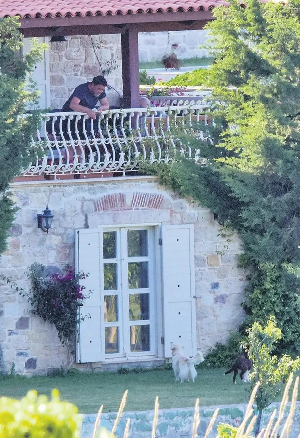 beyaz-saray-1592603126364.jpeg Beyazıt Öztürk tatil için Çeşme'de malikane tuttu! Kira bedeli dudak uçuklattı-3