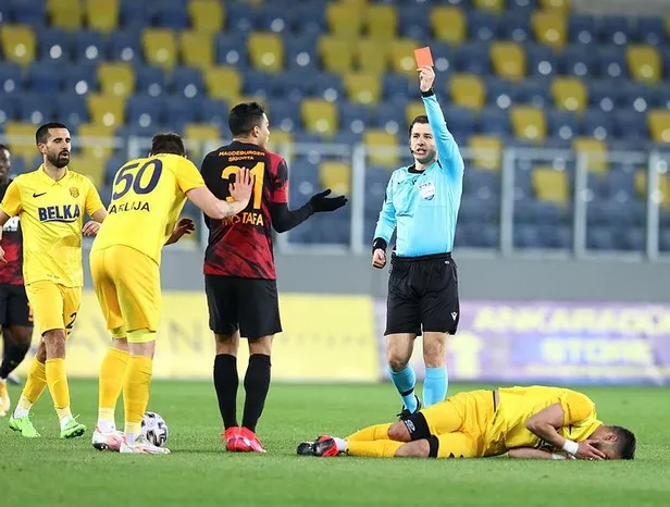 ankaragucu-galatasaray-macinda-mostafa-mohamedin-kirmizi-kart-pozisyonu-vara-gitmedi-fatih-terim-ve-ekibi-cildirdi-1614794685314.jpeg Ankaragücü - Galatasaray maçında Mostafa Mohamed'in kırmızı kart pozisyonu VAR'a gitmedi! Fatih Terim ve ekibi çıldırdı-2